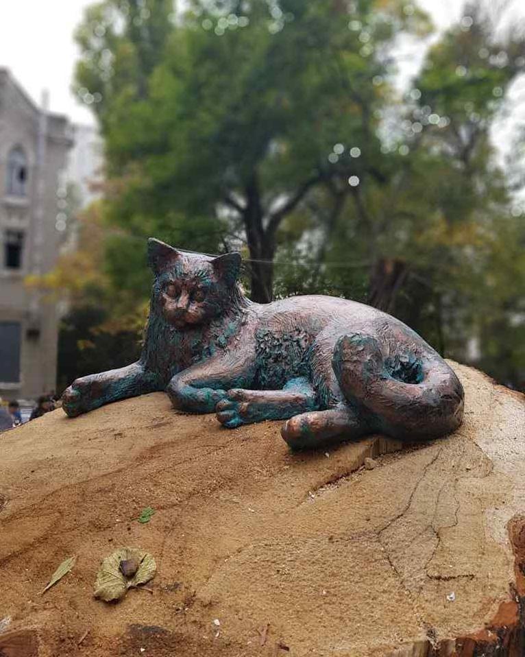 Стаття В Одессе появилась еще одна скульптура кота - хранитель «Замка Монстров». Фото Ранкове місто. Одеса