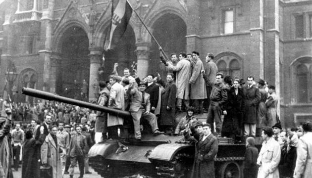 Стаття 23 октября в Венгрии вспыхнуло восстание против коммунистов, которое жестко подавила оккупант Москва Ранкове місто. Одеса