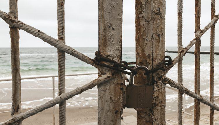 Стаття Владимир Зеленский подписал закон, который запрещает ставить заборы и ограждения перед пляжами Ранкове місто. Одеса