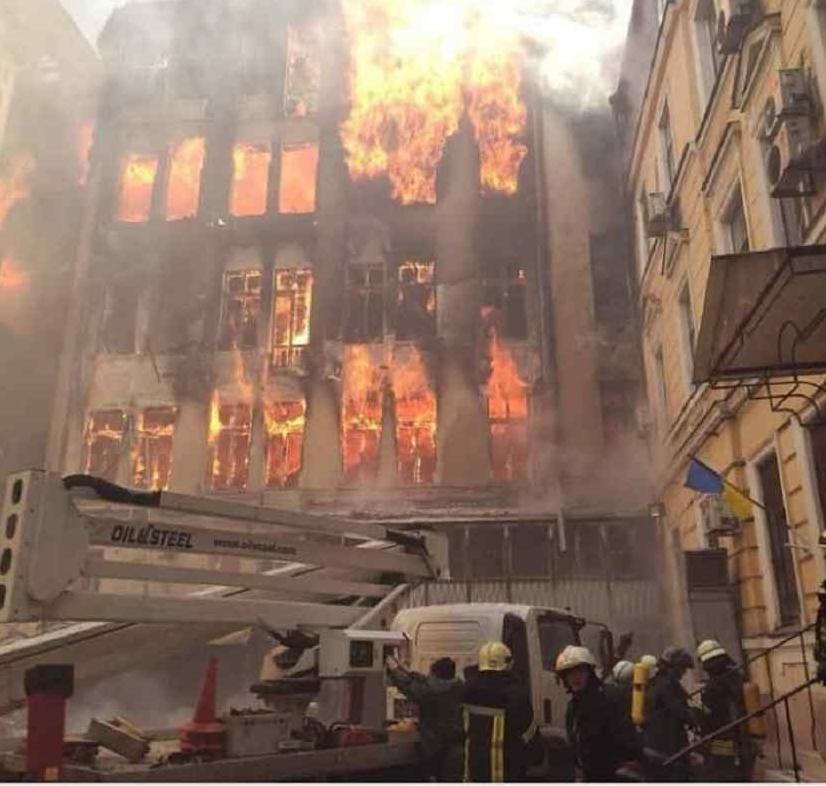 Стаття В Одессе оператор вышки «Горзелентреста» спас несколько людей на пожаре Ранкове місто. Одеса