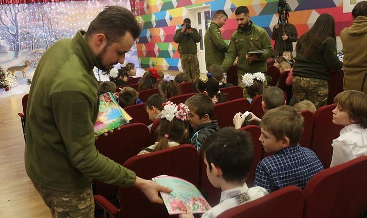 Стаття На Донбасі військові влаштували свято Миколая для дітей прифронтової школи-інтернату Ранкове місто. Одеса