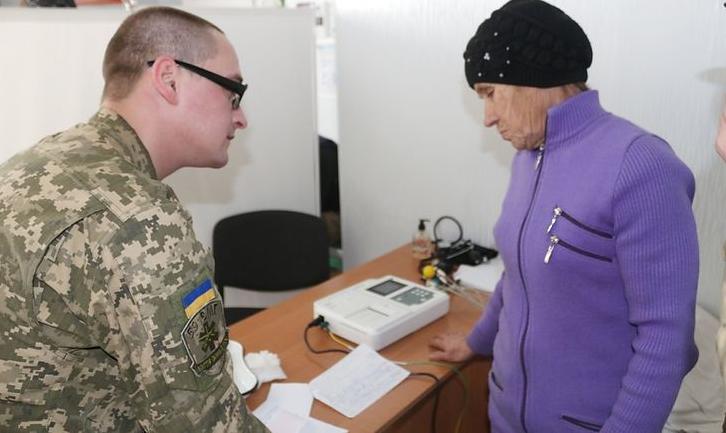 Стаття У прифронтовій зоні Донбасу військові лікарі надають допомогу місцевим мешканцям Ранкове місто. Одеса