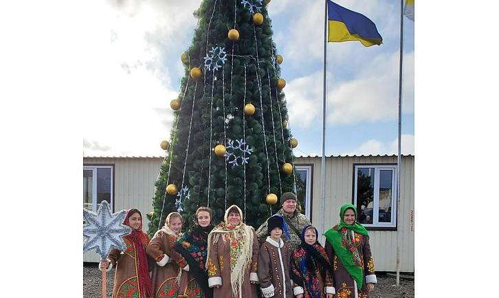 Стаття У Станиці Луганській на пункті пропуску відкрили новорічну ялинку Ранкове місто. Одеса