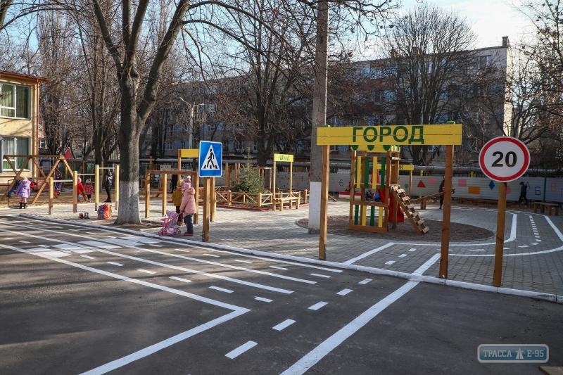 Стаття Впервые в одесском детсаду установлена обучающая игровая площадка Ранкове місто. Одеса
