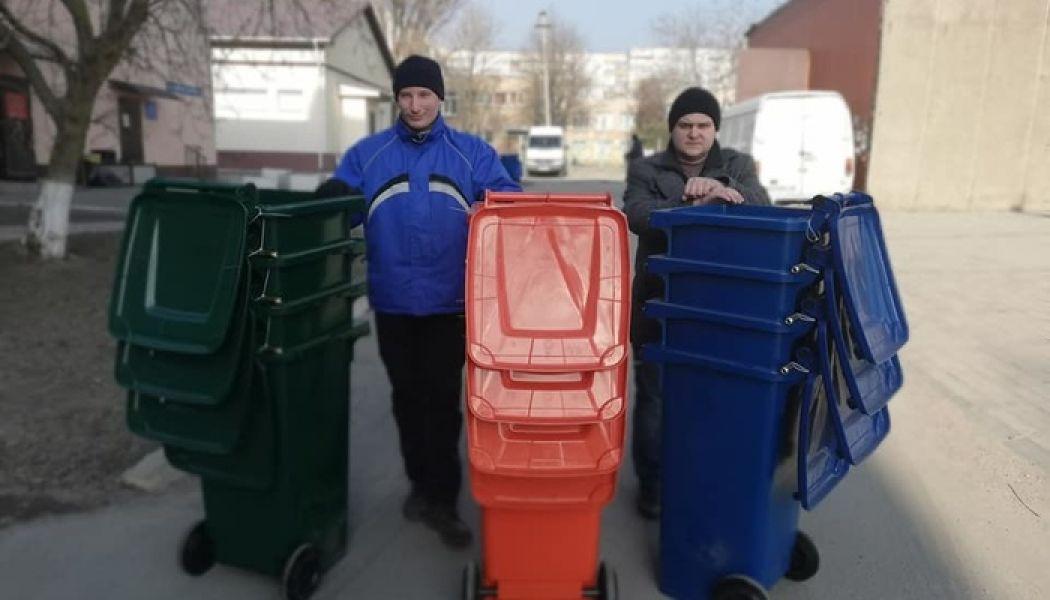 Стаття Мариупольские ОСМД получили баки для раздельного сбора мусора Ранкове місто. Одеса