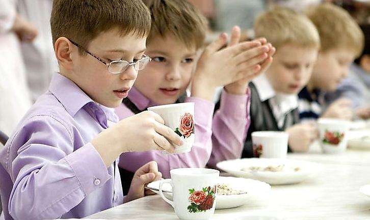 Стаття Президент підписав закон про безкоштовне харчування для дітей переселенців Ранкове місто. Одеса