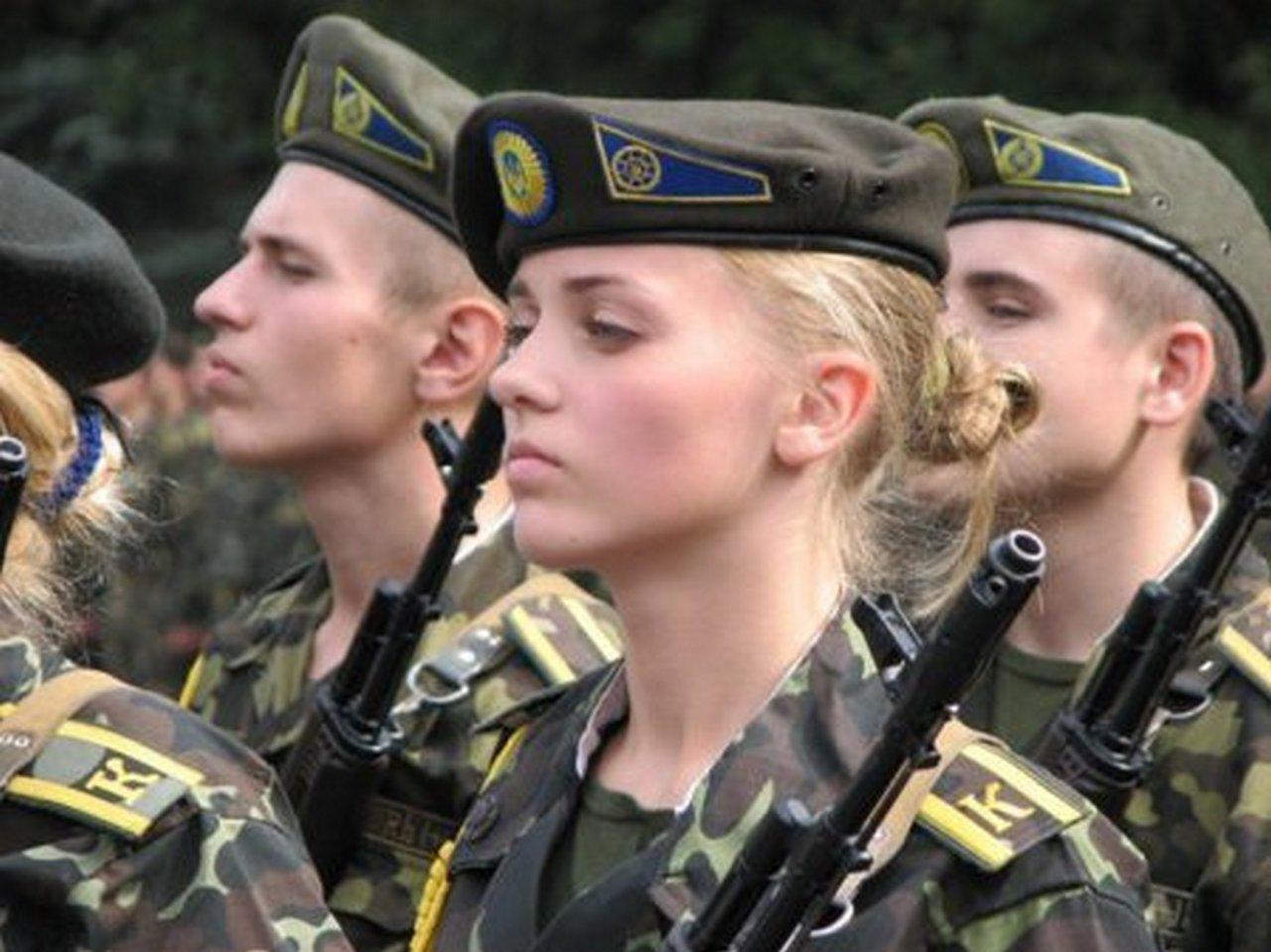 Форма в военных вузах. Девушки военнослужащие. Украинки в военной форме. Девушки курсанты военных вузов. Украинские девушки в военной форме.