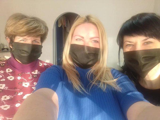 Стаття В Івано-Франківську працівники перукарні безкоштовно шиють і роздають захисні маски Ранкове місто. Одеса