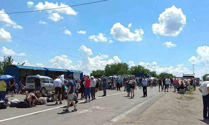 Стаття На КПВВ «Оленівка» люди другу добу стоять у черзі, деяких забирає «швидка» Ранкове місто. Одеса