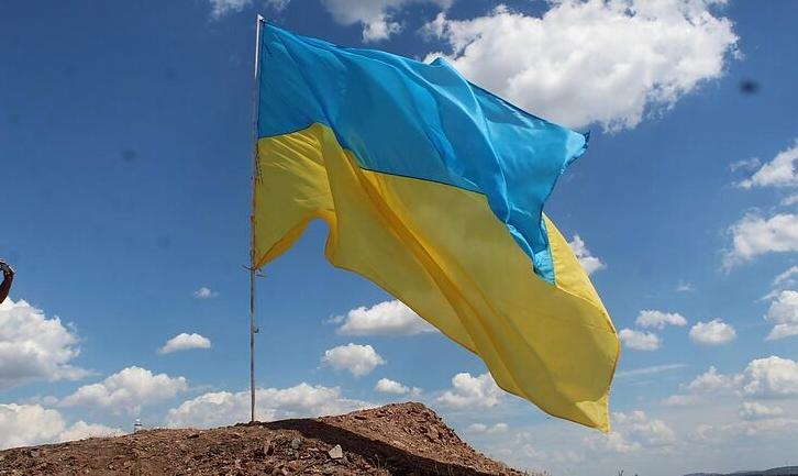 Стаття У прифронтовому Трецьку здійняли великий прапор України на терикон міста. ФОТОФАКТ Ранкове місто. Одеса