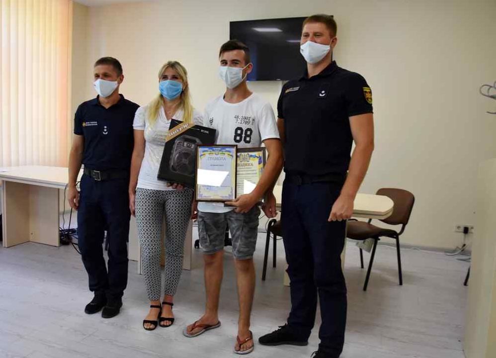 Стаття Под Одессой наградили школьника, который на пляже спас мужчину. Фото Ранкове місто. Одеса