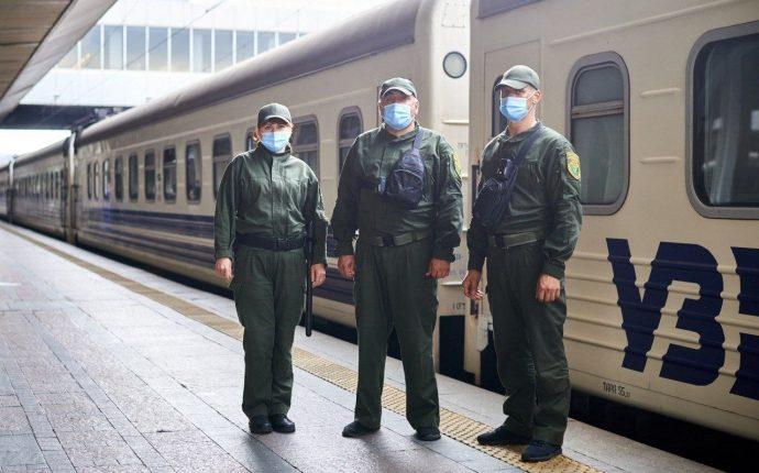 Стаття В поездах появилась военизированная охрана Ранкове місто. Одеса