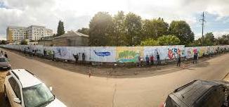 Стаття Полсотни одесских художников разрисовывают забор онкологического диспансера яркими рисунками Ранкове місто. Одеса
