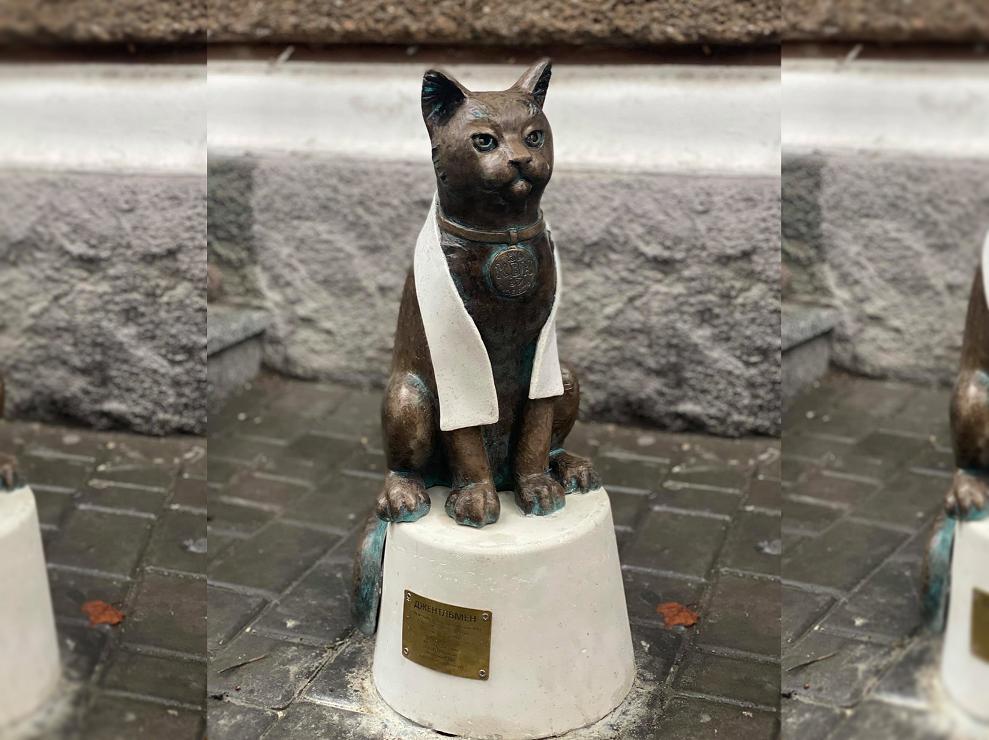 Стаття Маршрут «Одесские коты» пополнился новой скульптурой: в Одессе появился кот-джентльмен. Фото Ранкове місто. Одеса