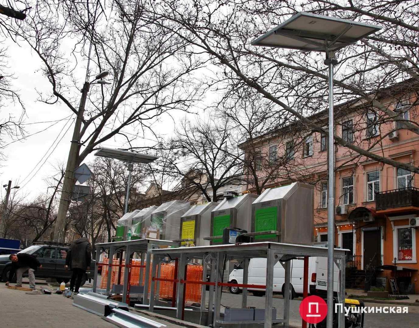 Стаття На Соборной площади устанавливают «доработанные» подземные мусорные контейнеры. Фото, видео Ранкове місто. Одеса