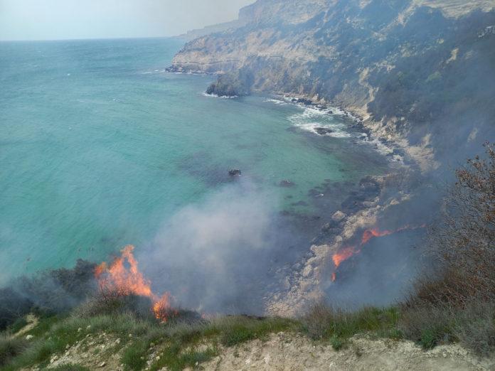 Стаття В Крыму дотла сгорел известный пляж «Баунти» — фото Ранкове місто. Одеса