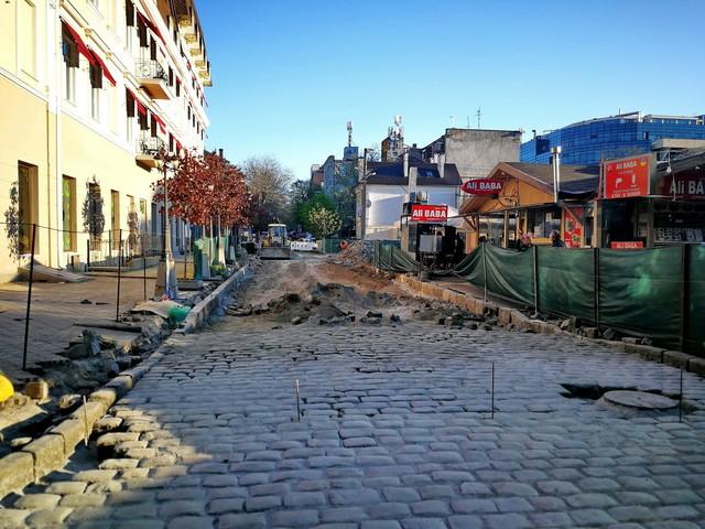 Стаття В Одессе уже восстанавливают старинную мостовую в Красном переулке (ФОТО) Ранкове місто. Одеса