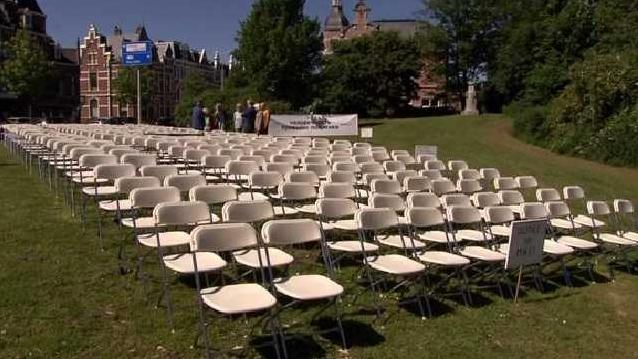 Стаття Перед началом суда по Боингу МН17 у посольства РФ в Гааге выставили 298 белых стульев Ранкове місто. Одеса