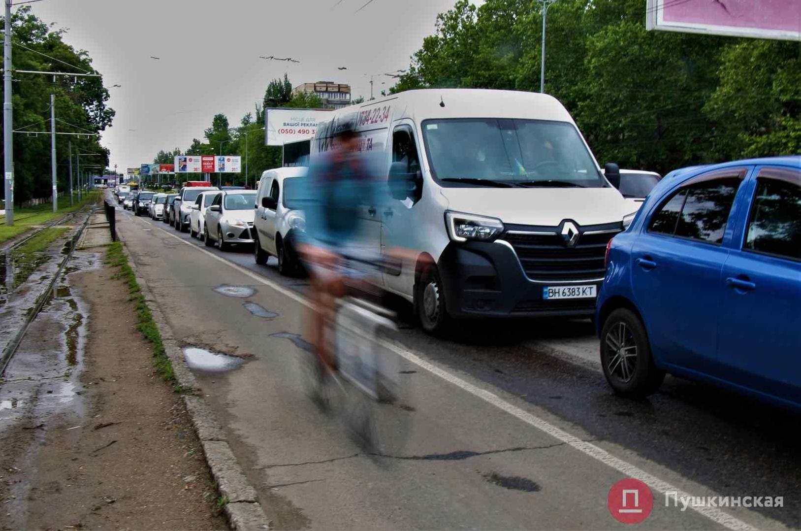 Стаття На одной из транспортных артерий Одессы рисуют велополосу: знаков еще нет, но велосипедисты ездят Ранкове місто. Одеса