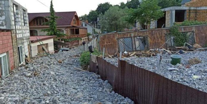 Стаття В Ялте до сих пор засыпаны камнями целые районы — фото Ранкове місто. Одеса