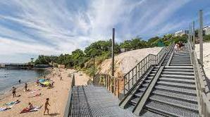 Стаття На пляже под бывшим санаторием «Россия» появилась лестница для безопасного спуска на пляж Ранкове місто. Одеса