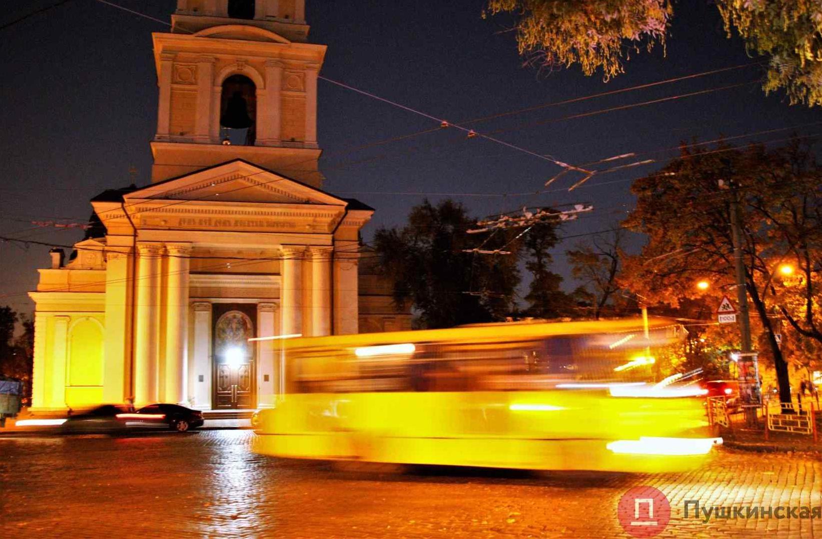 Стаття Внимание на знаки: у Соборной площади в Одессе изменили схему движения Ранкове місто. Одеса