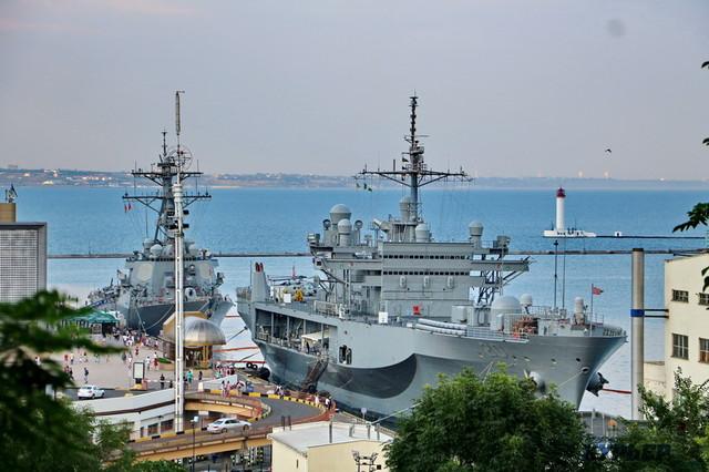 Стаття В Черном море находится соединение кораблей военного флота США Ранкове місто. Одеса