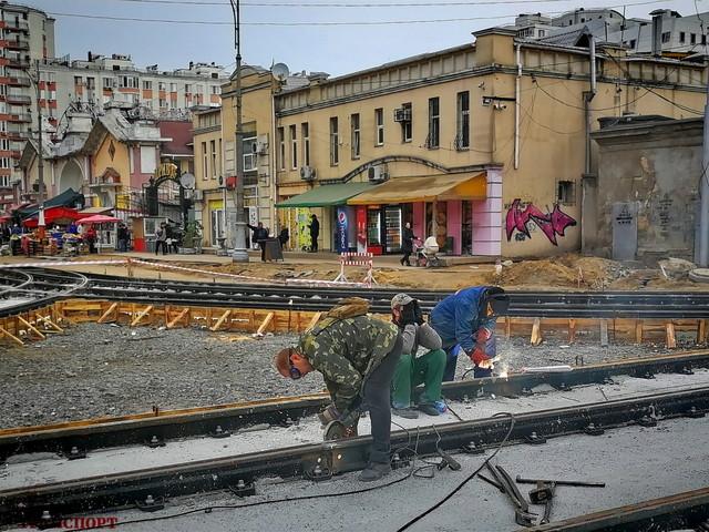 Стаття В Одессе около «Привоза» залили бетонное основание для новых трамвайных путей (ВИДЕО) Ранкове місто. Одеса