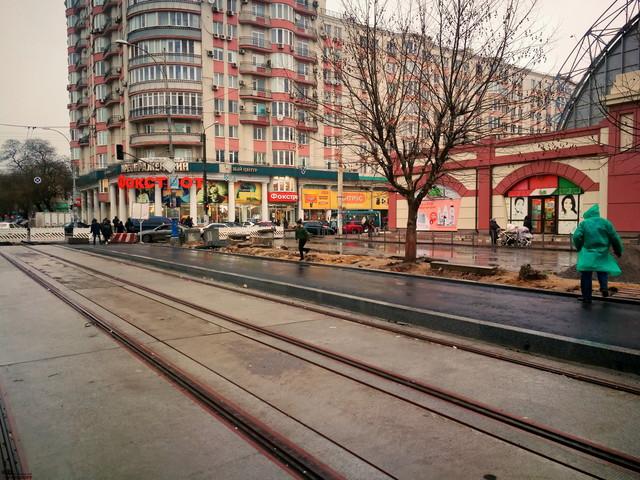 Стаття В Одессе заканчивают ремонт трамвайных путей около «Привоза» и построили остановку нового типа.ВИДЕО Ранкове місто. Одеса