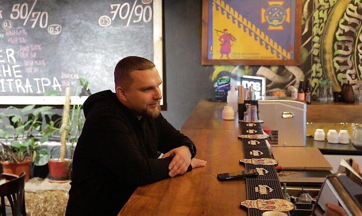 Стаття «Якби я вагався, то ніколи б не почав свій бізнес»: ветеран АТО перетворив піцерію на креативний event-паб Ранкове місто. Одеса