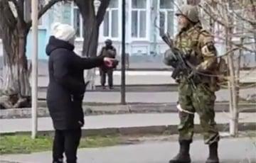 Стаття В Геническе женщина прогоняла российских солдат: Вы пришли на нашу землю! Ранкове місто. Одеса