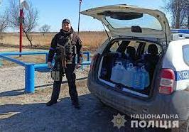 Стаття Жителям Марьинки, находящимся в убежище от обстрелов, полицейские Донетчины доставили воду Ранкове місто. Одеса
