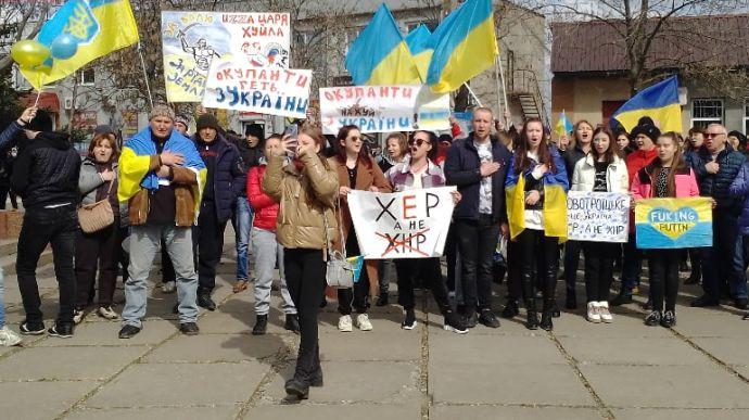 Стаття Украина — превыше всего: жители Новотроицкого вышли на митинг против оккупантов — видео Ранкове місто. Одеса