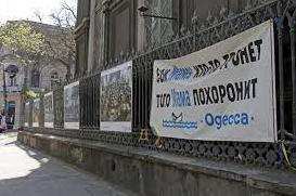 Стаття На одесских улицах открылась выставка фоторабот о войне Утренний город. Одеса