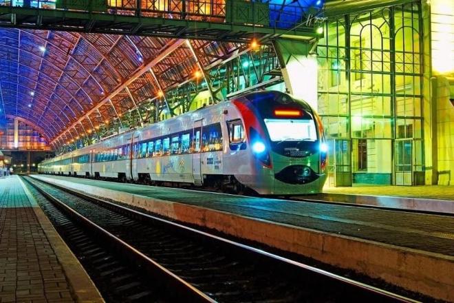 Стаття У поїздах “Інтерсіті+” пасажирам пропонують охолодитись “Бандерівським смузі” Ранкове місто. Одеса
