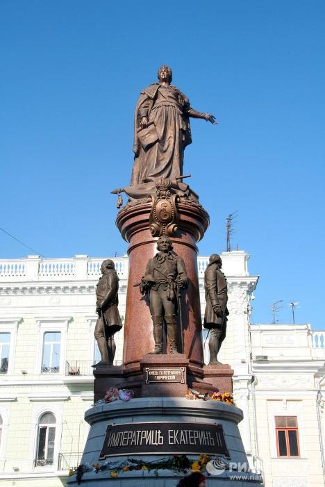 Стаття Зеленський відповів на петицію про знесення пам'ятника Катерині ІІ в Одесі Ранкове місто. Одеса