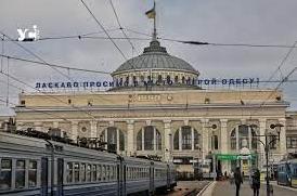 Стаття З фасаду Одеського вокзалу демонтують радянські символи (відео) Утренний город. Одеса