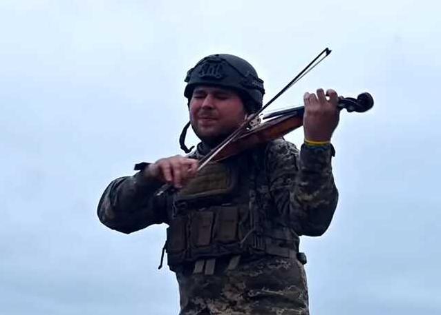 Стаття «Воїни світла проти канібалів»: захисник України, який у військовій формі грає на скрипцi Ранкове місто. Одеса