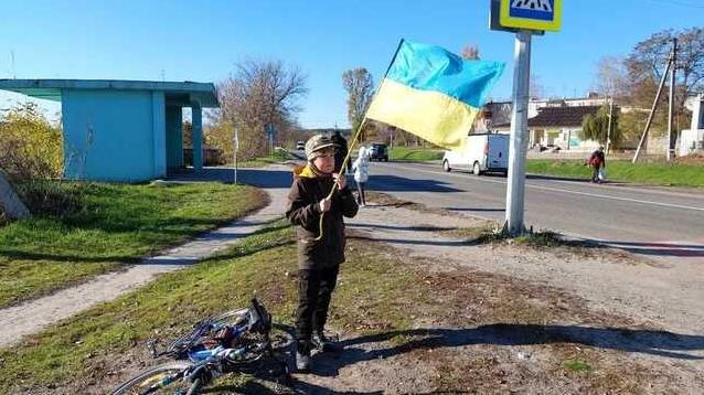 Стаття «Хочу, щоб ми перемогли»: на Харківщині 12-річний Максим вітає військових на трасі Утренний город. Одеса