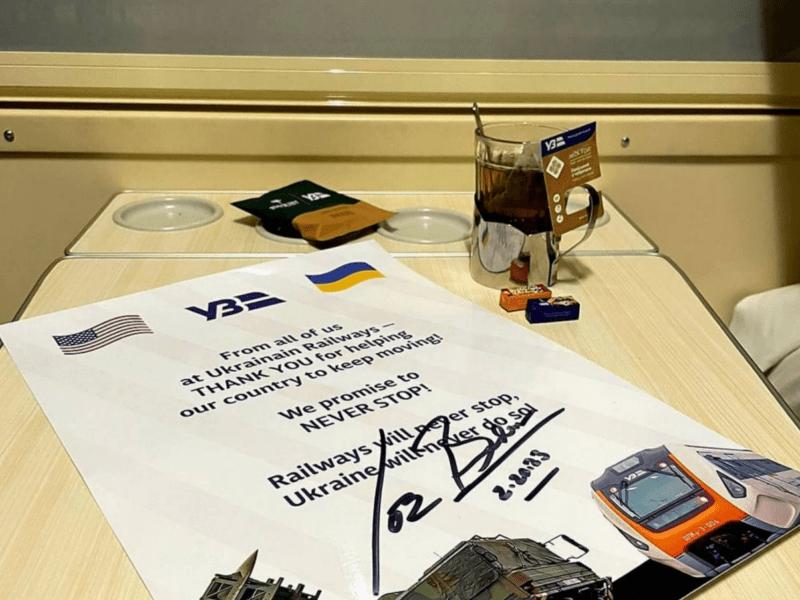 Стаття Укрзалізниця пригощатиме пасажирів чаєм “як у Байдена” Ранкове місто. Одеса