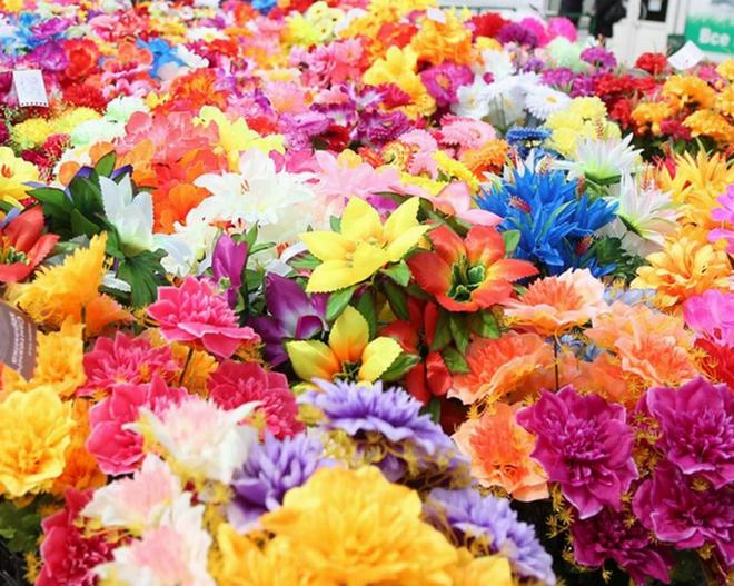 Стаття На Київщині заборонили використовувати штучні квіти та вінки на кладовищах Ранкове місто. Одеса