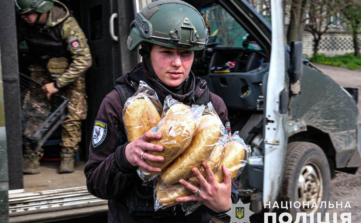 Стаття Як спецекіпаж поліції «Білі янголи» доставляє хліб у прифронтове село Торське. ФОТО Ранкове місто. Одеса