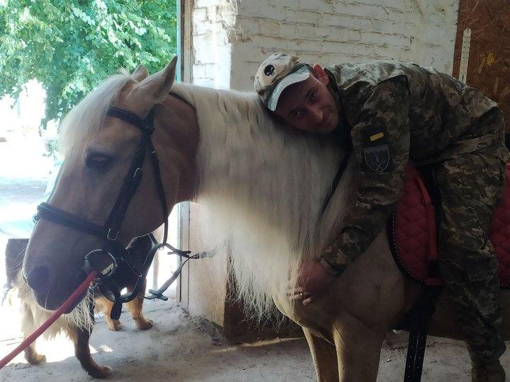 Стаття У Києві коні допомагають військовим подолати стрес та повертають радість життя Ранкове місто. Одеса