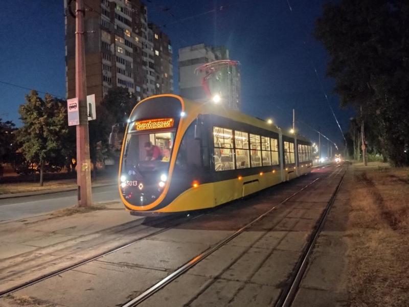 Стаття На пасажирські маршрути у столиці виходять 2 нові трамваї Ранкове місто. Одеса