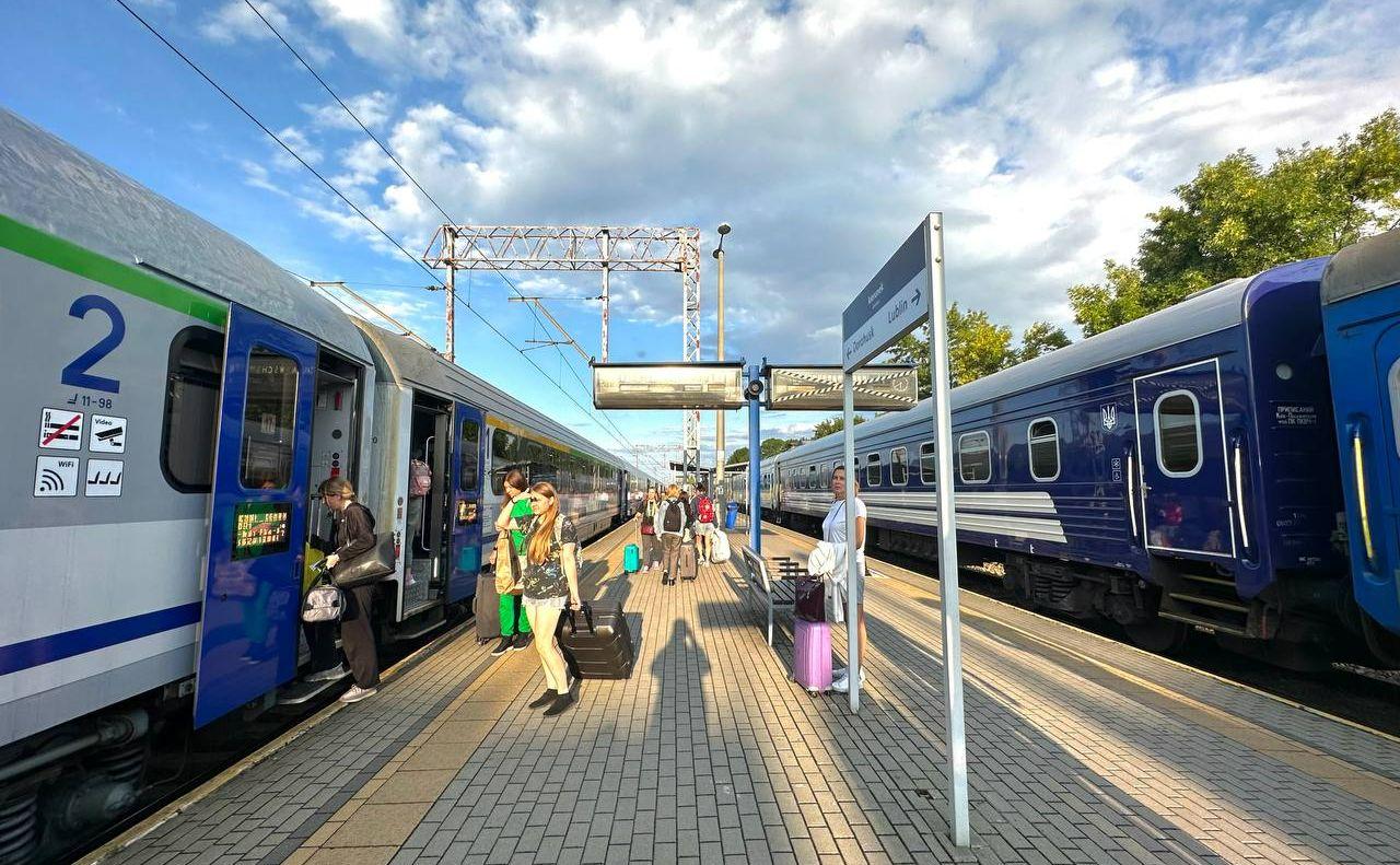 Стаття Зручний маршрут до Варшави: Укрзалізниця продовжила курсування поїзда Київ-Хелм Ранкове місто. Одеса