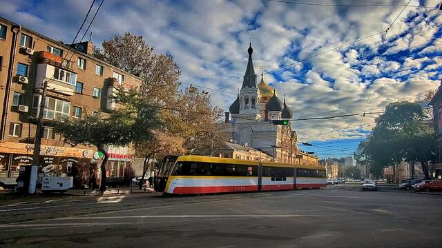 Стаття Як в Одесі в Аркадію ходить трамвай «Одіссей-Макс» (ВІДЕО) Ранкове місто. Одеса