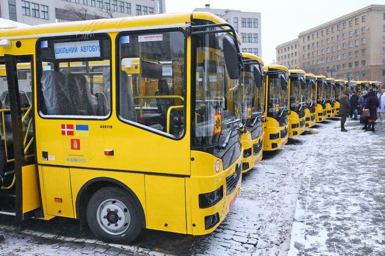 Стаття Закуплені Данією 34 шкільні автобуси прибули до України. ФОТОрепортаж Ранкове місто. Одеса