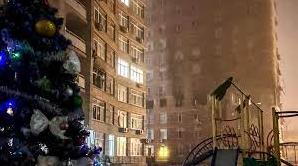 Стаття У дворі постраждалого від атаки одеського ЖК запалили ялинку... Ранкове місто. Одеса