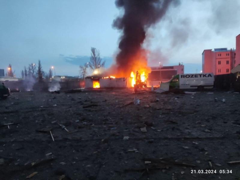 Стаття Понівечена будівля і автівки: склад ROZETKA постраждав під час ракетної атаки Ранкове місто. Одеса