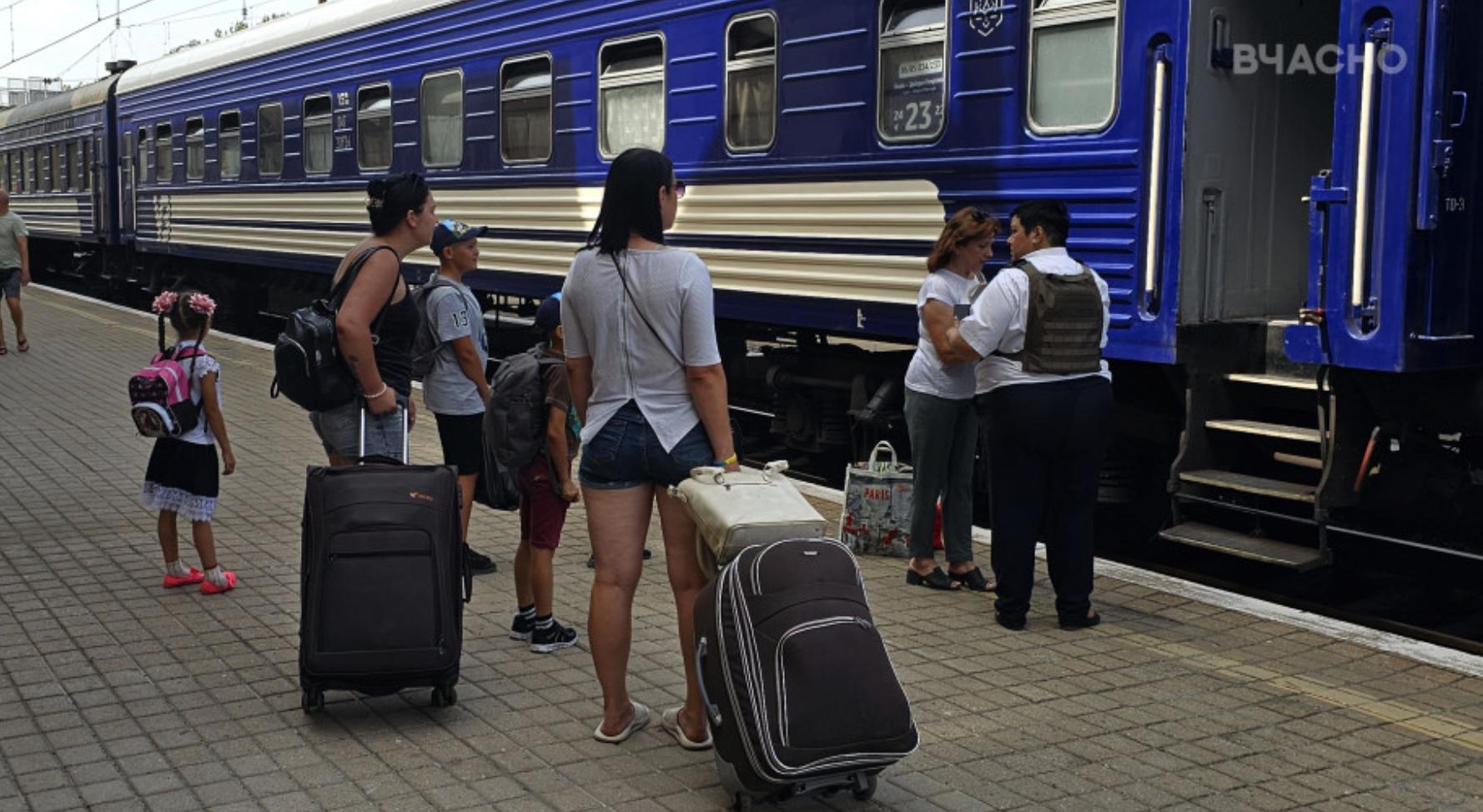 Стаття Евакуаційний потяг для жителів Донеччини курсуватиме до Чернівецької області Ранкове місто. Одеса